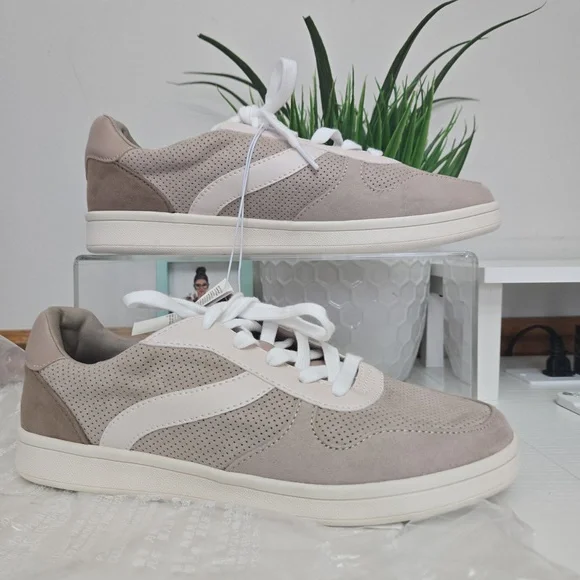 NWT Old Navy Women’s Sneakers Size 10 Neutral Beige Casual Shoes - Picture 2 of 9